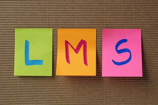 LMS (Learning Management System) rövidítése, a színes öntapadó jegyzetek — Stock Fotó