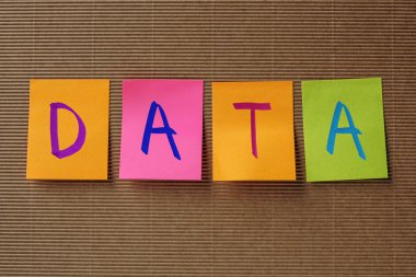 renkli yapışkan notlar üzerinde veri metin