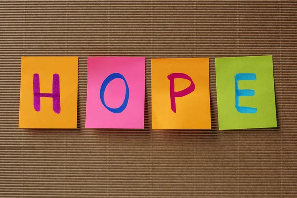 Texto esperança em notas pegajosas coloridas — Fotografia de Stock