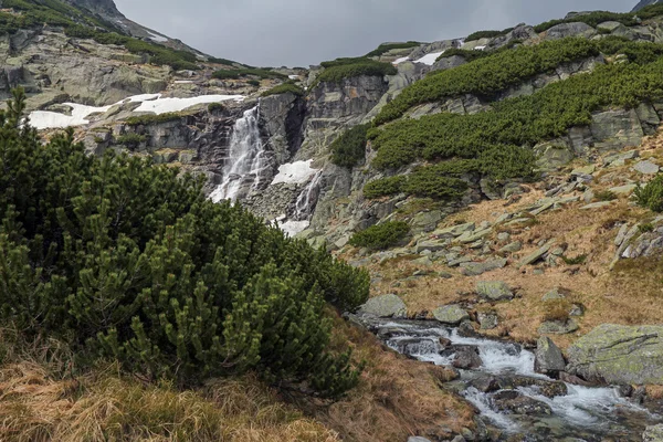 Cachoeira Skok em altas montanhas Tatra na Eslováquia — Fotografia de Stock