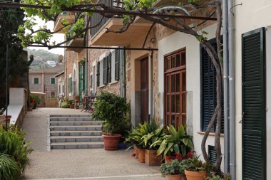 bağlantı noktası de Nottingham, Binbaşı çiçeklerle süslenmiş güzel sokak