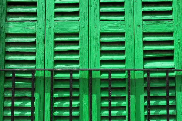 Zelené španělské dřevěné okenice s madlem — Stock fotografie