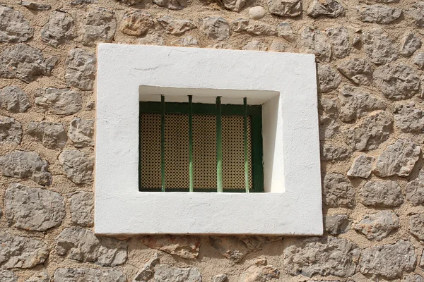 Małe okno z barów w mur — Zdjęcie stockowe