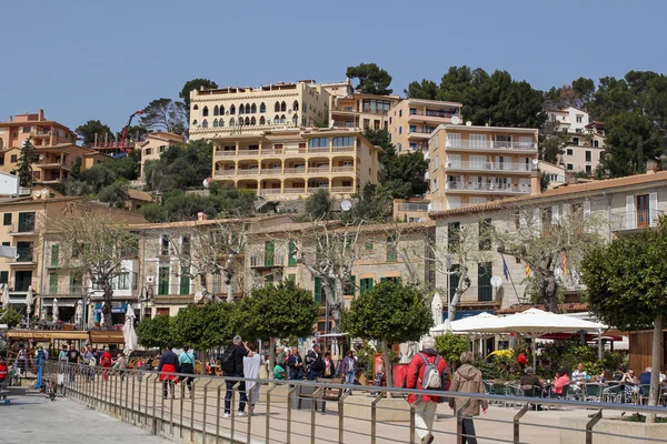 Port De Soller, Mallorca, Hiszpania, zm. 6 kwietnia 2016: jednej z malowniczych uliczek Port de Soller. Jest to piękny port Miasto i bardzo popularna miejscowość turystyczna w Mallorca. — Zdjęcie stockowe