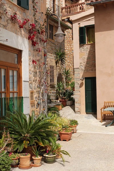 Bella strada decorata con fiori a Port de Soller, Maggiore — Foto Stock