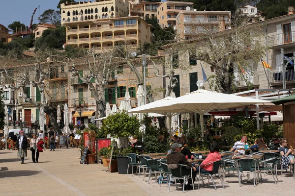 PORT DE SOLLER, MALLORCA, SPAIN, APRIL 6, 2016: beautiful outdoor restaurants in Port de Soller. It's a beautiful harbor town and very popular tourist resort in Mallorca. — 图库照片