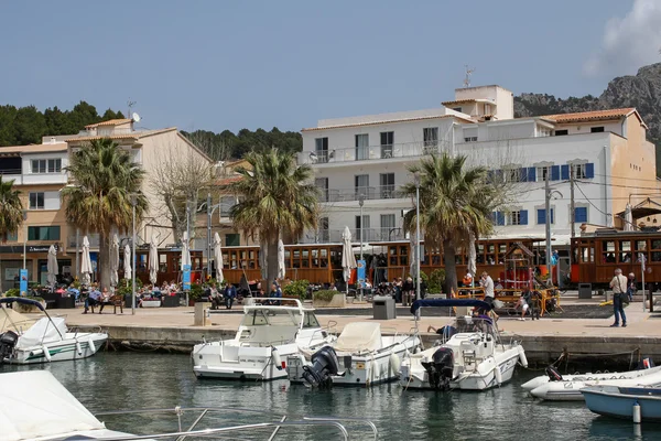 Bağlantı noktası De Nottingham, Mallorca, İspanya, 6 Nisan 2016: tarihi tramvay Port de Nottingham Bulvarı'nda. Bir güzel liman ve Mallorca çok popüler turist resort.