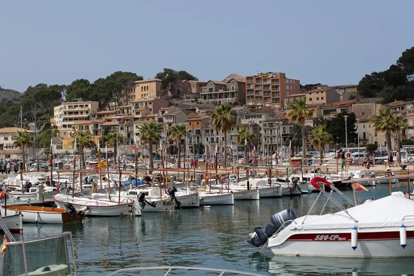 Port De Soller, Mallorca, Hiszpania, zm. 6 kwietnia 2016: jachty w porcie Port de Soller. Jest to piękny port Miasto i bardzo popularna miejscowość turystyczna w Mallorca. — Zdjęcie stockowe