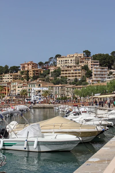 PORT DE SOLLER, MALLORCA, SPAGNA, 6 APRILE 2016: imbarcazioni nel porto di Port de Soller. E 'una bella città portuale e località turistica molto popolare a Maiorca . — Foto Stock