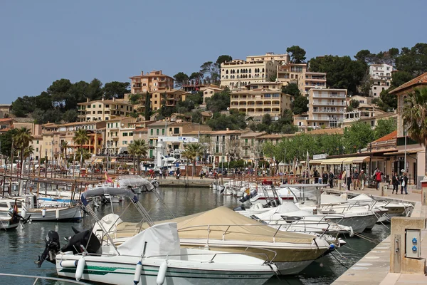 Port De Soller, Mallorca, Hiszpania, zm. 6 kwietnia 2016: jachty w porcie Port de Soller. Jest to piękny port Miasto i bardzo popularna miejscowość turystyczna w Mallorca. — Zdjęcie stockowe