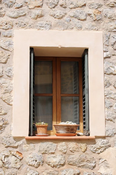 Fa ablak-ban kőfal — Stock Fotó