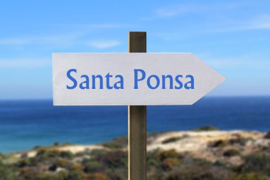 Santa Ponsa işareti ile arka planda deniz kıyısı