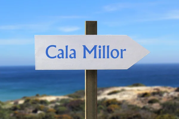 Cala Millor znamení s pobřeží v pozadí — Stock fotografie