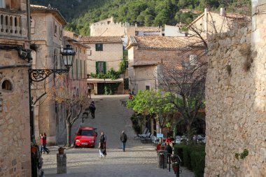 Valldemossa, Mallorca, İspanya, 6 Nisan 2016: Bir Valldemossa büyüleyici sokaklarda. Mallorca, eski Carthusian Manastırı bilinen çok popüler bir turistik yer.