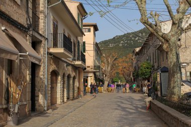 Valldemossa, Mallorca, İspanya, 6 Nisan 2016: Bir Valldemossa büyüleyici sokaklarda. Mallorca, eski Carthusian Manastırı bilinen çok popüler bir turistik yer.