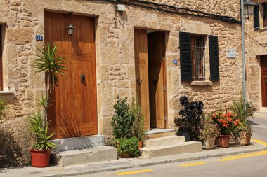 Alcudia, Majorca, İspanya, 4 Nisan 2016: bir Alcudia büyüleyici sokaklarda. Bu çok popüler bir turizm Mallorca, bilinen tarihi bir kent karakter çok iyi korunmuş. 