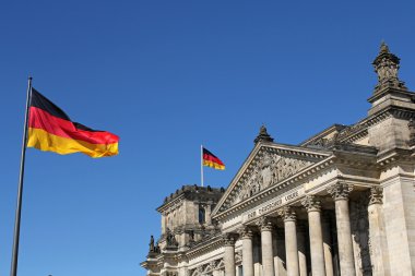 Alman bayrakları ve Almanya'nın Berlin kentinde bina Reichstag