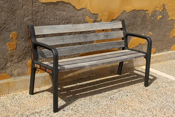 Banc sur la chaussée — Photo