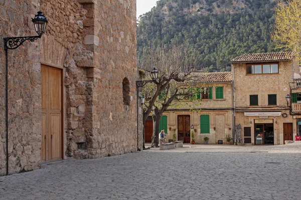 VALLDEMOSSA, MALLORCA, ESPAÑA, 6 DE ABRIL DE 2016: Placa Cartoixa en Valldemossa. Es un destino turístico muy popular en Mallorca, conocido por el antiguo monasterio cartujo . — Foto de Stock