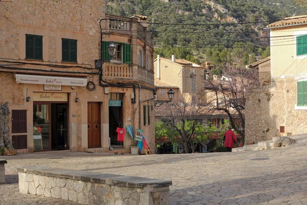 西班牙马洛卡的 Valldemossa, 2016年4月6日: Valldemossa 的 Placa 卡通。这是马洛卡非常受欢迎的旅游目的地, 从前卡苏斯修道院就知道了 ". — 图库照片