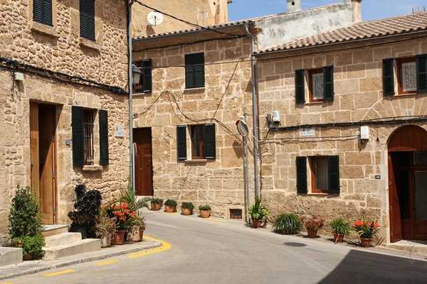 Alcudia, Mallorca, Spanyolország, 2016. április 4.: az egyik az Alcudia bájos utcákon. Ez egy nagyon népszerű idegenforgalmi célpont, Mallorca, ismert a nagyon jól konzervált történelmi város jellege. — Stock Fotó