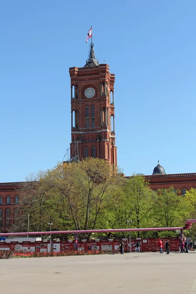 2016 年 4 月 21 日，德国柏林 ︰ 红色市政厅 （柏林市政厅） 位于柏林亚历山大广场附近. — 图库照片