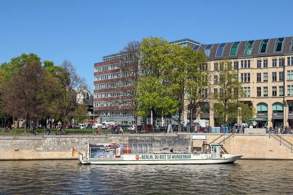 BERLIN, GERMANY, APRIL 21, 2016: tourist ship on the Spree river in Berlin at sunny day. — Stock Photo, Image