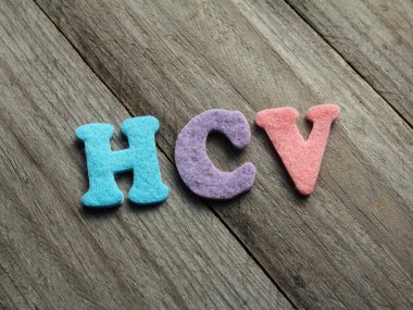 HCV (Hepatit C virüsü) kısaltma ahşap arka plan üzerinde