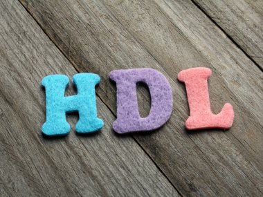 HDL (yüksek yoğunluklu lipoprotein) kısaltma ahşap arka plan üzerinde