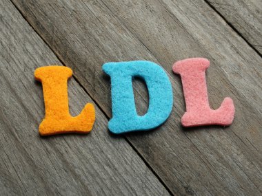 LDL (düşük yoğunluklu lipoprotein) kısaltma ahşap arka plan üzerinde