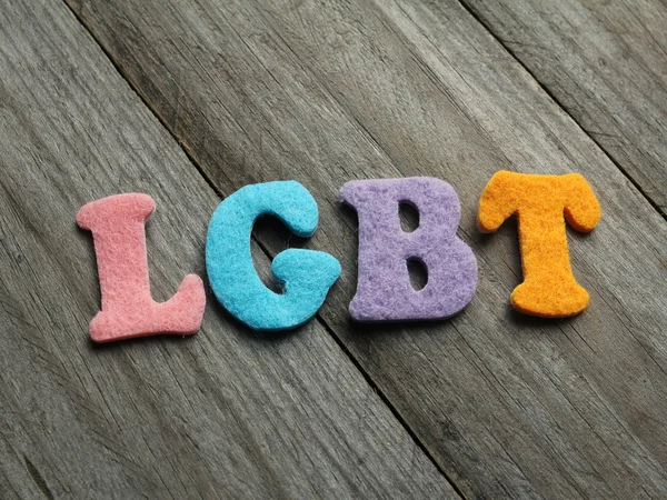 Acrónimo LGBT (lesbiana, gay, bisexual, transgénero) sobre fondo de madera — Foto de Stock