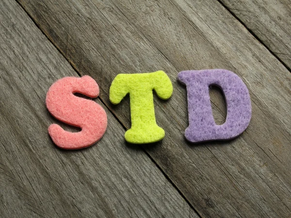 STD (Sexual Transmitted Infections) akronim di latar belakang kayu — Stok Foto