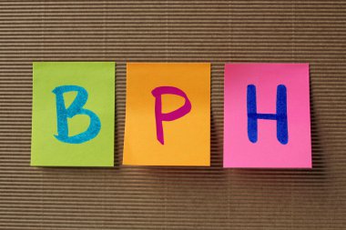 BPH (Selim Prostatik Hiperplazi) kısaltma renkli yapışkan notlar üzerinde