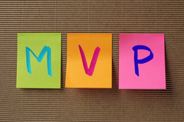 MVP (Mitral kapak prolapsusu) kısaltma renkli yapışkan notlar üzerinde