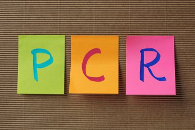 PCR (Polimeraz zincir reaksiyonu) kısaltma renkli yapışkan notlar üzerinde