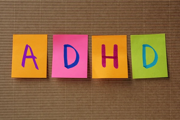 ADHD (nadpobudliwości psychoruchowej) skrót na Kolorowe karteczki — Zdjęcie stockowe