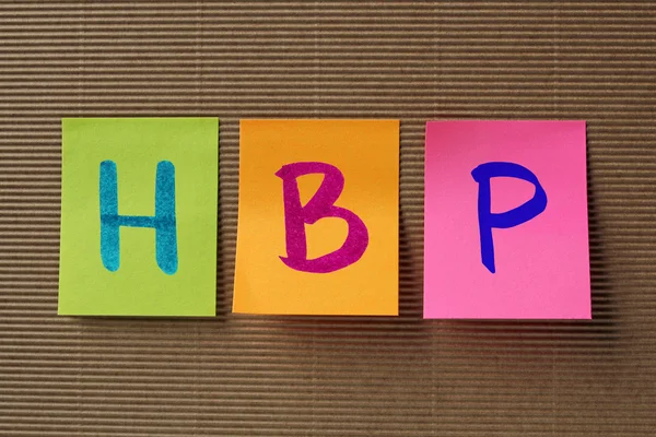 HBP (hipertensiune arterială) acronim pe note lipicioase colorate — Fotografie, imagine de stoc