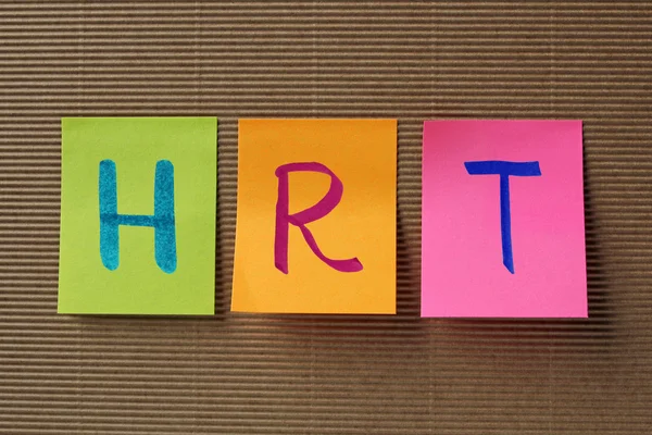 HRT (terapia ormonale sostitutiva) acronimo su note adesive colorate — Foto Stock