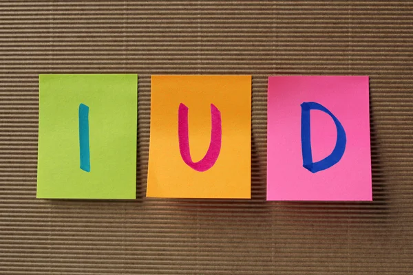 IUD (Intra děložní tělísko) zkratka na barevné poznámek sticky notes — Stock fotografie