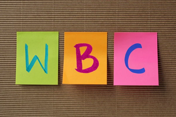 Acrónimo de WBC (White Blood Cells) en notas adhesivas coloridas — Foto de Stock