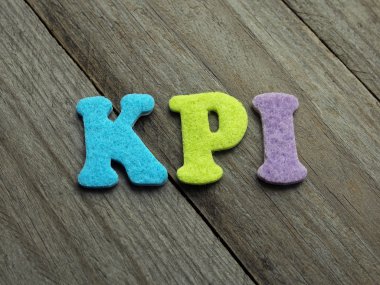KPI (anahtar performans göstergesi) kısaltma ahşap arka plan üzerinde