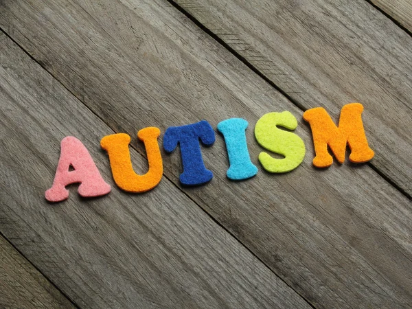 Текст аутизма на деревянном фоне — стоковое фото