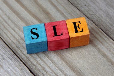 SLE (Sistemik Lupus Eritematozus) kısaltma ahşap arka plan üzerinde