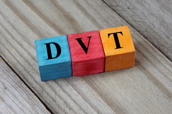 DVT (Deep Vein Thrombosis) acronimo su sfondo di legno — Foto Stock