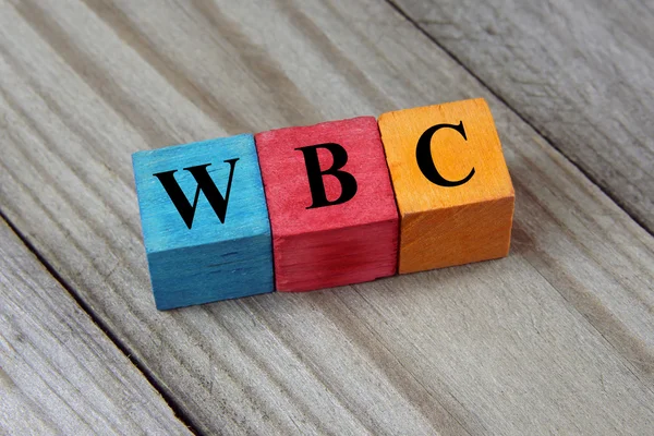 Wbc (weiße Blutkörperchen) Akronym auf Holzgrund — Stockfoto