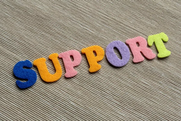 Słowa wsparcia, wykonane z kolorowych liter filcu — Zdjęcie stockowe