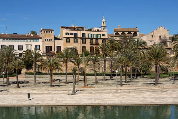 Parc de la Mar i typowej architektury w Palma de Mallorca, Majorka, Hiszpania — Zdjęcie stockowe