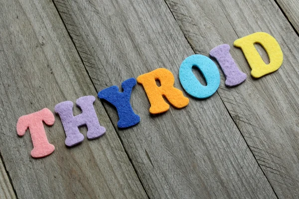Parola della tiroide su sfondo di legno. concetto medico — Foto Stock