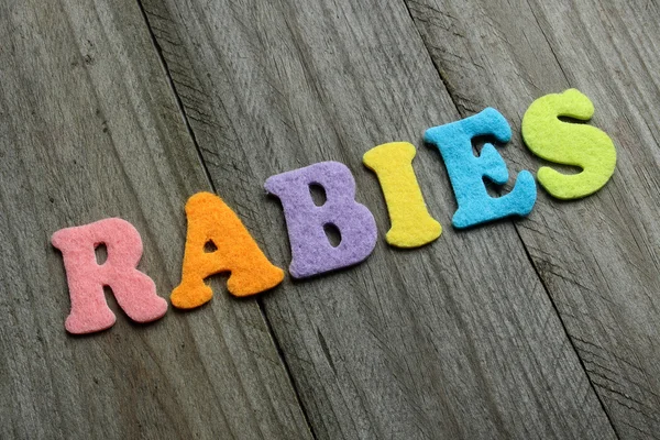 Kata rabies pada latar belakang kayu. konsep medis — Stok Foto