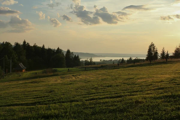 Natursköna landsbygdens landskap med fjällsjö under solnedgången — Stockfoto